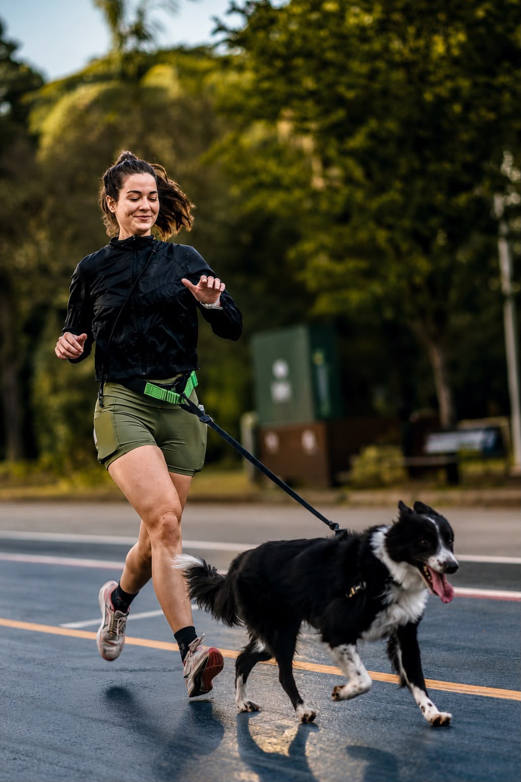 Marina correndo com seu cachorro ao amanhecer