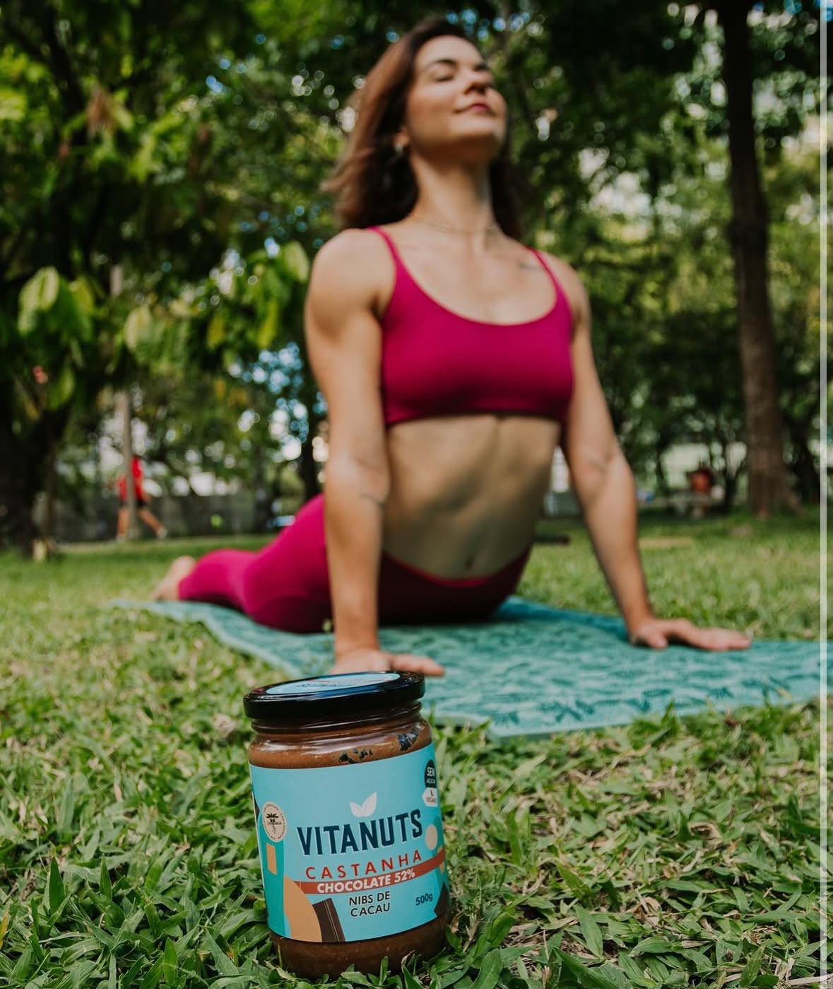 Marina em yoga ao ar livre com produto Vitanuts